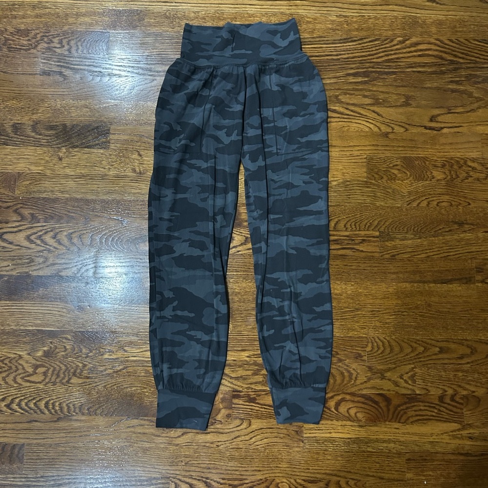 Athleta Salutation Black Camo Jogger Pants